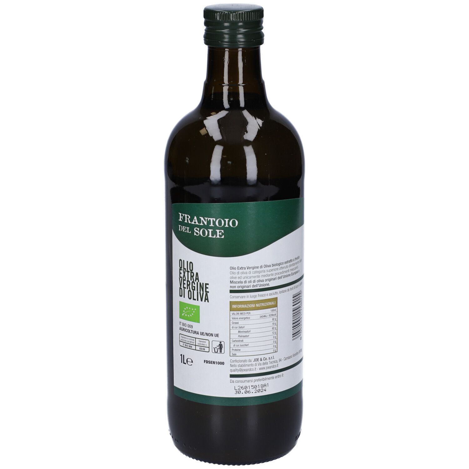 Bottiglia di vetro verde di olio d'oliva. Etichetta con informazioni nutrizionali e testo. 1 litro.