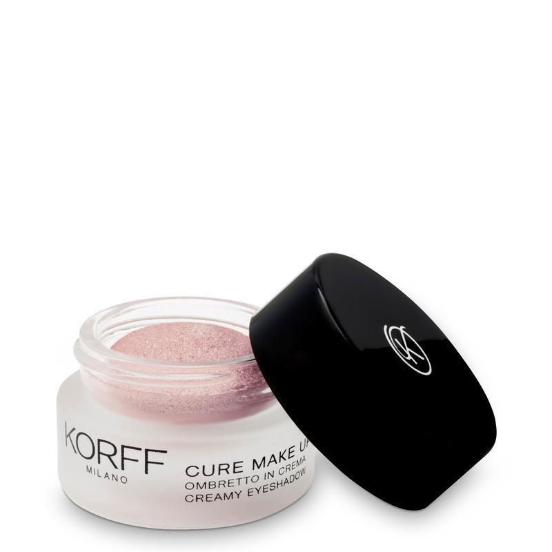 Ombretto in crema KORFF rosa. Vasetto aperto con coperchio. Testo: KORFF MILANO, CURE MAKE UP, CREMA EYESHADOW.