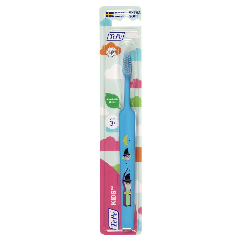 Spazzolino blu per bambini in confezione. Manico con motivo strega. Setole blu. Marchio TePe Kids™. Per bambini dai 3 anni.
