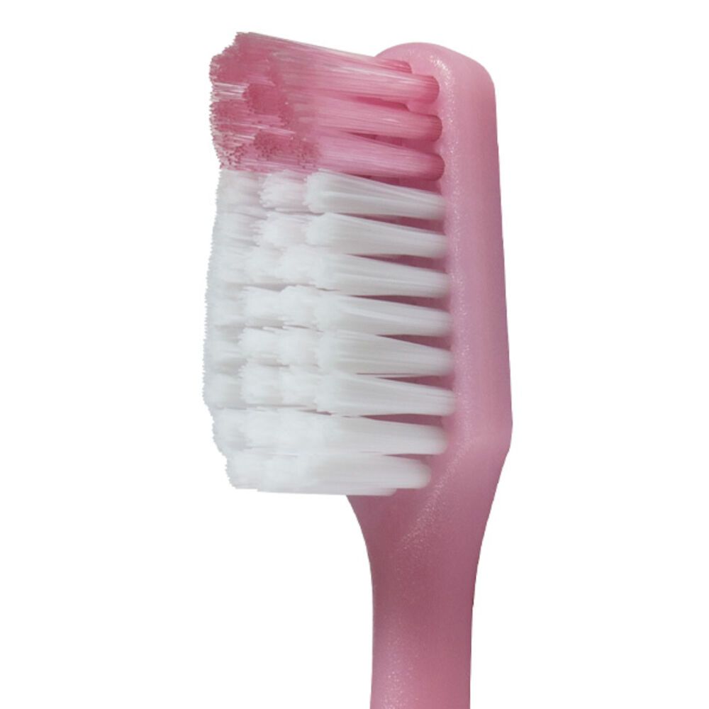 Primo piano della testina di uno spazzolino rosa. Setole bianche con punte rosa. Forma arrotondata.