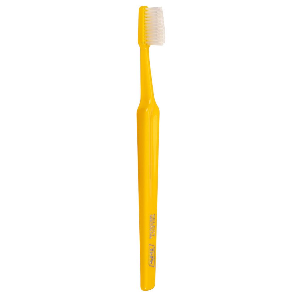Testina dello spazzolino gialla con setole bianche. Manico giallo. Marchio TePe. Su sfondo bianco.