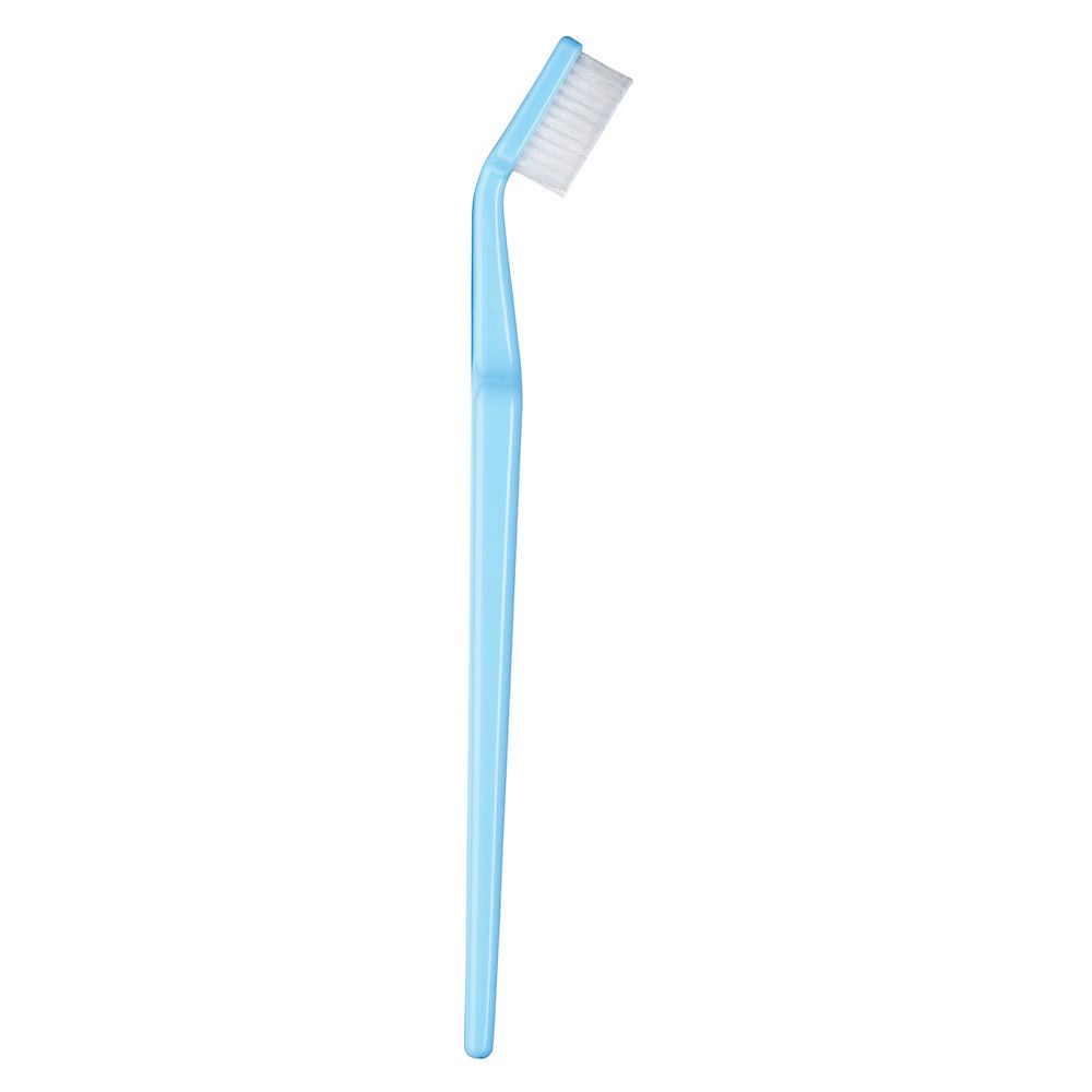 Spazzolino azzurro con testina angolata e setole bianche. Su sfondo bianco.
