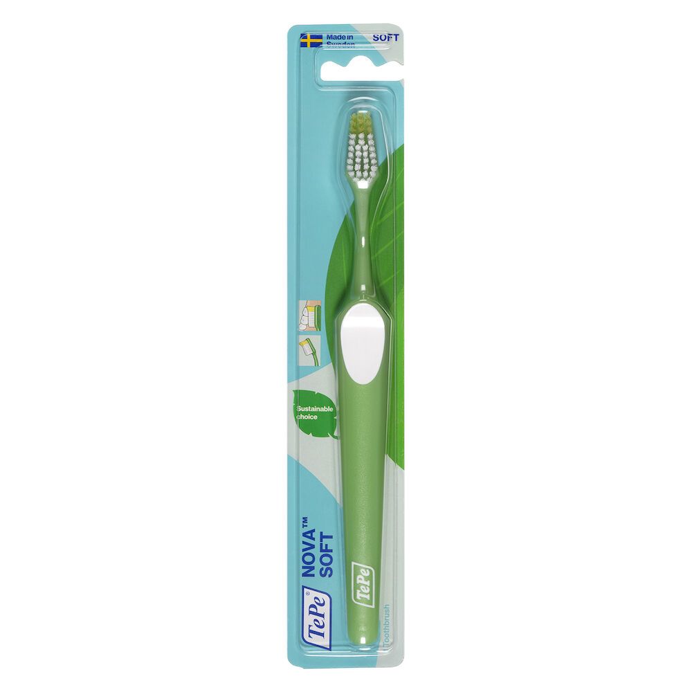 Spazzolino verde in confezione. TePe Nova Soft. Setole morbide, manico verde, inserto bianco. Scelta sostenibile.