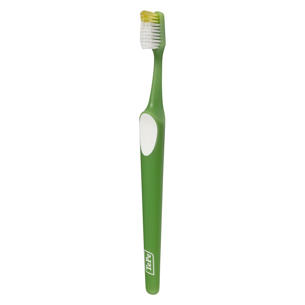 Spazzolino verde. TePe Nova Soft. Setole morbide, manico verde, inserto bianco. Logo TePe sul manico.