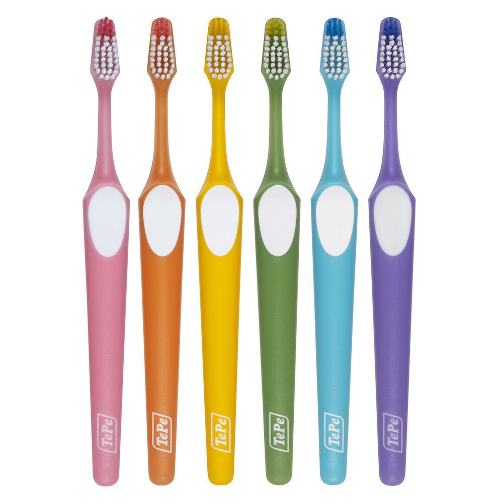 Sei spazzolini di diversi colori. TePe Nova Soft. Rosa, arancione, giallo, verde, blu e viola. Inserti bianchi.