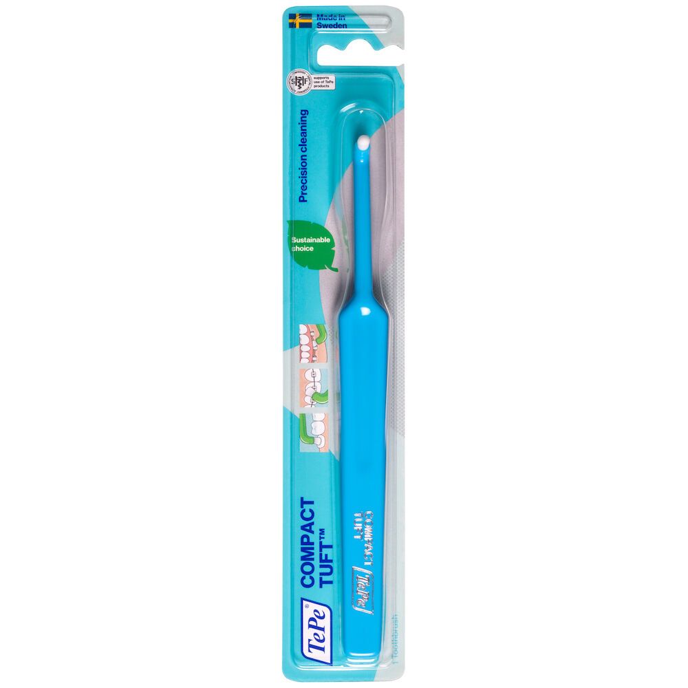 TePe Compact Tuft™. Spazzolino blu con testina bianca in blister. Pulizia di precisione. Sostenibile.
