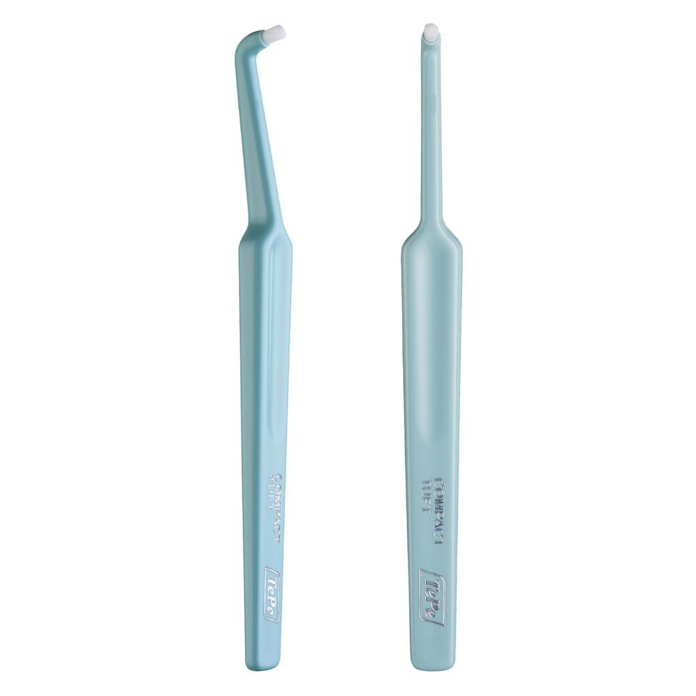 Due spazzolini TePe Compact Tuft™ blu. Uno dritto, uno angolato. Testina bianca. Per una pulizia precisa.
