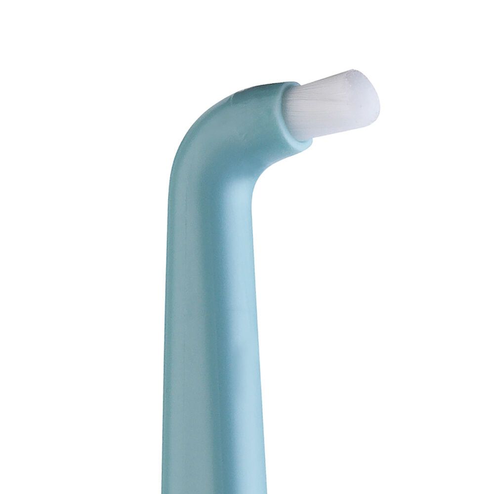 Primo piano della testina angolata di uno spazzolino TePe Compact Tuft™ blu. Testina bianca.