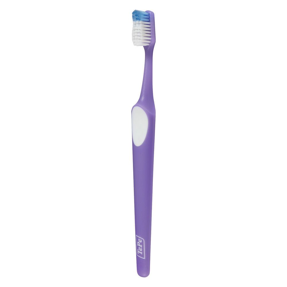 Spazzolino viola. Manico con inserto bianco. Setole bianche e blu. Scritta: TePe.