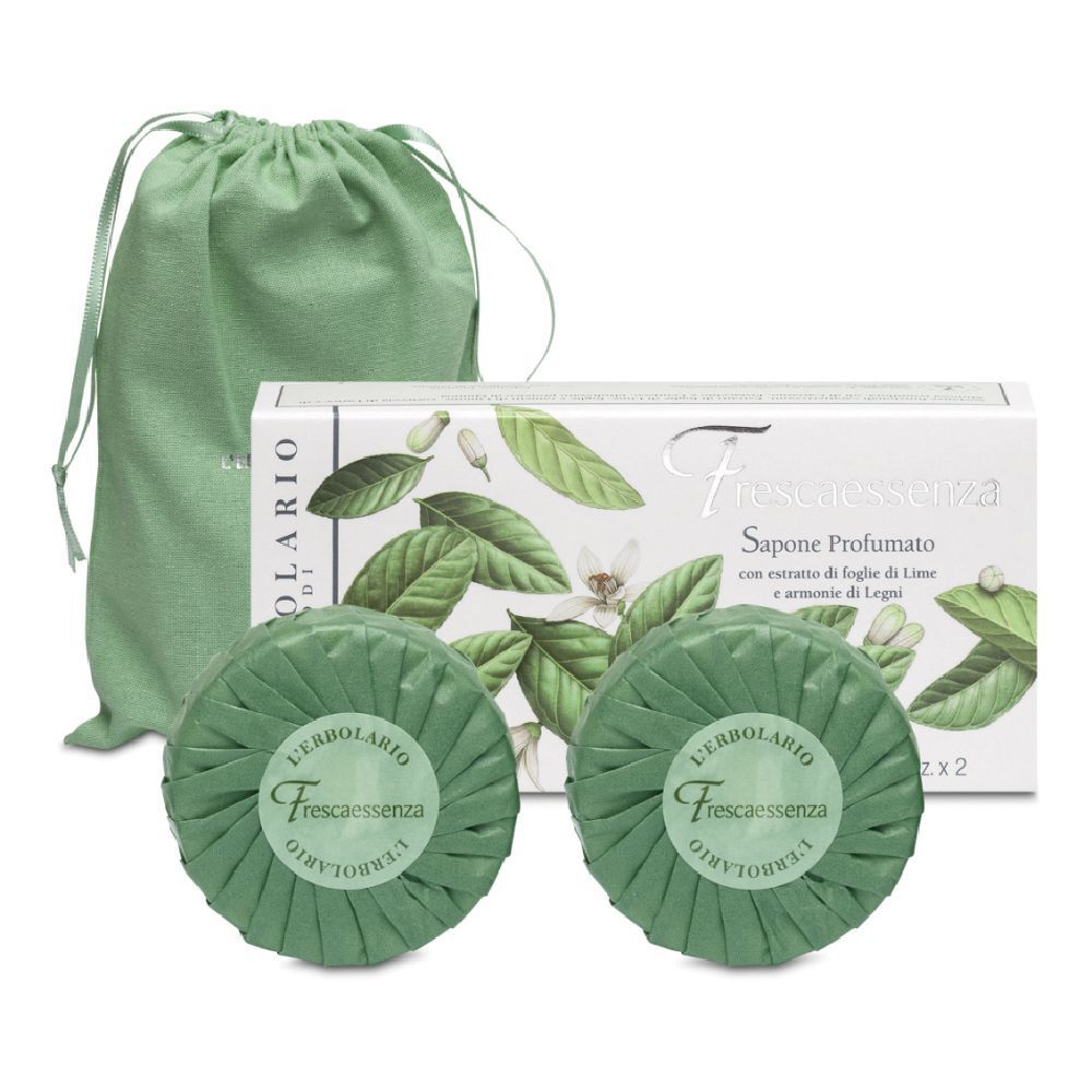 Due saponi rotondi in confezione verde, accanto una scatola e un sacchetto. Sul sapone è scritto "L'Erbolario Frescaessenza".