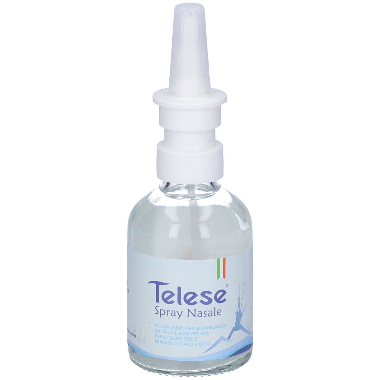 Flacone spray nasale. Flacone trasparente con erogatore bianco. Nome del prodotto e bandiera italiana.