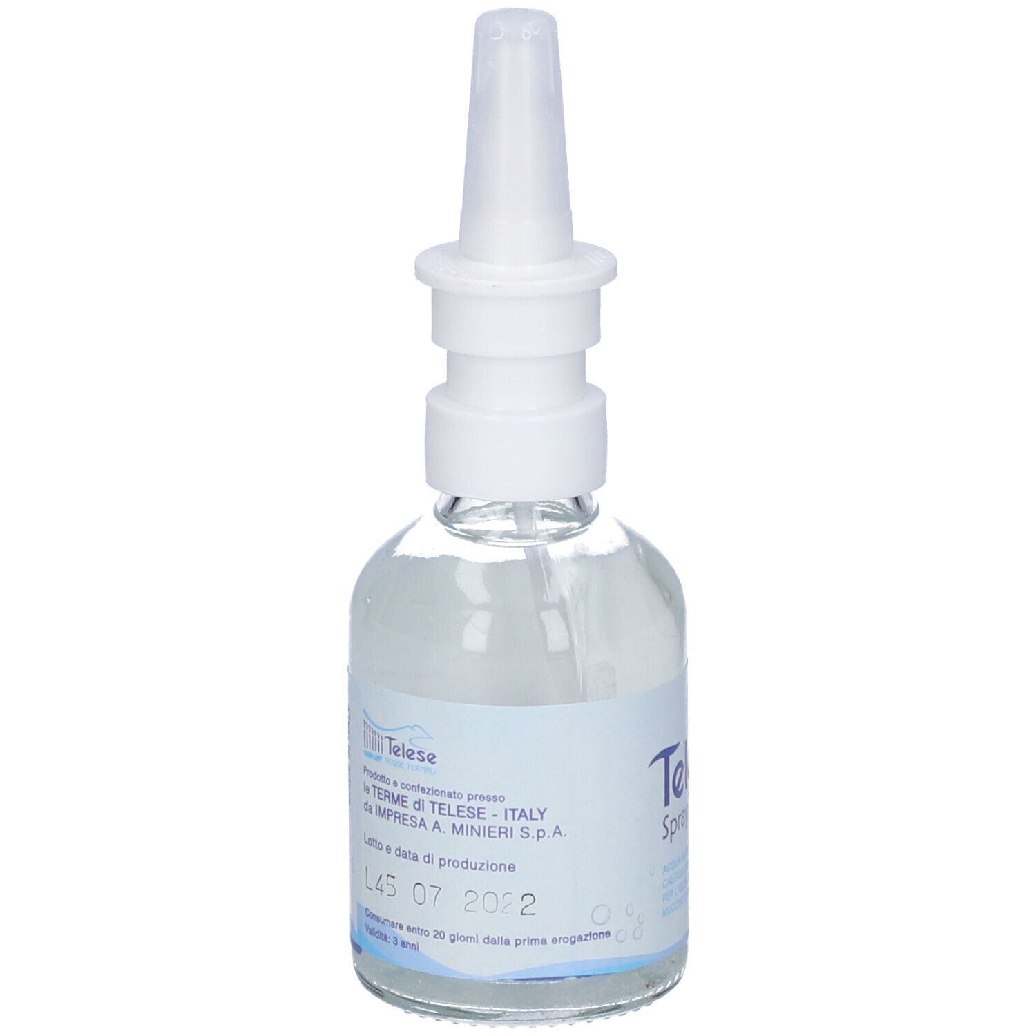 Flacone spray nasale. Flacone trasparente con erogatore bianco. Nome del prodotto e bandiera italiana.