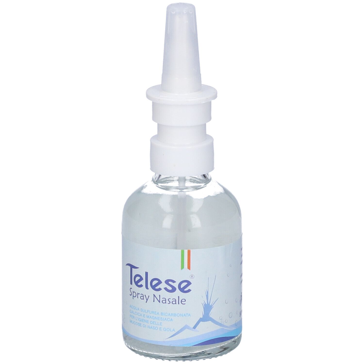 Flacone spray nasale. Flacone trasparente con erogatore bianco. Nome del prodotto e bandiera italiana.