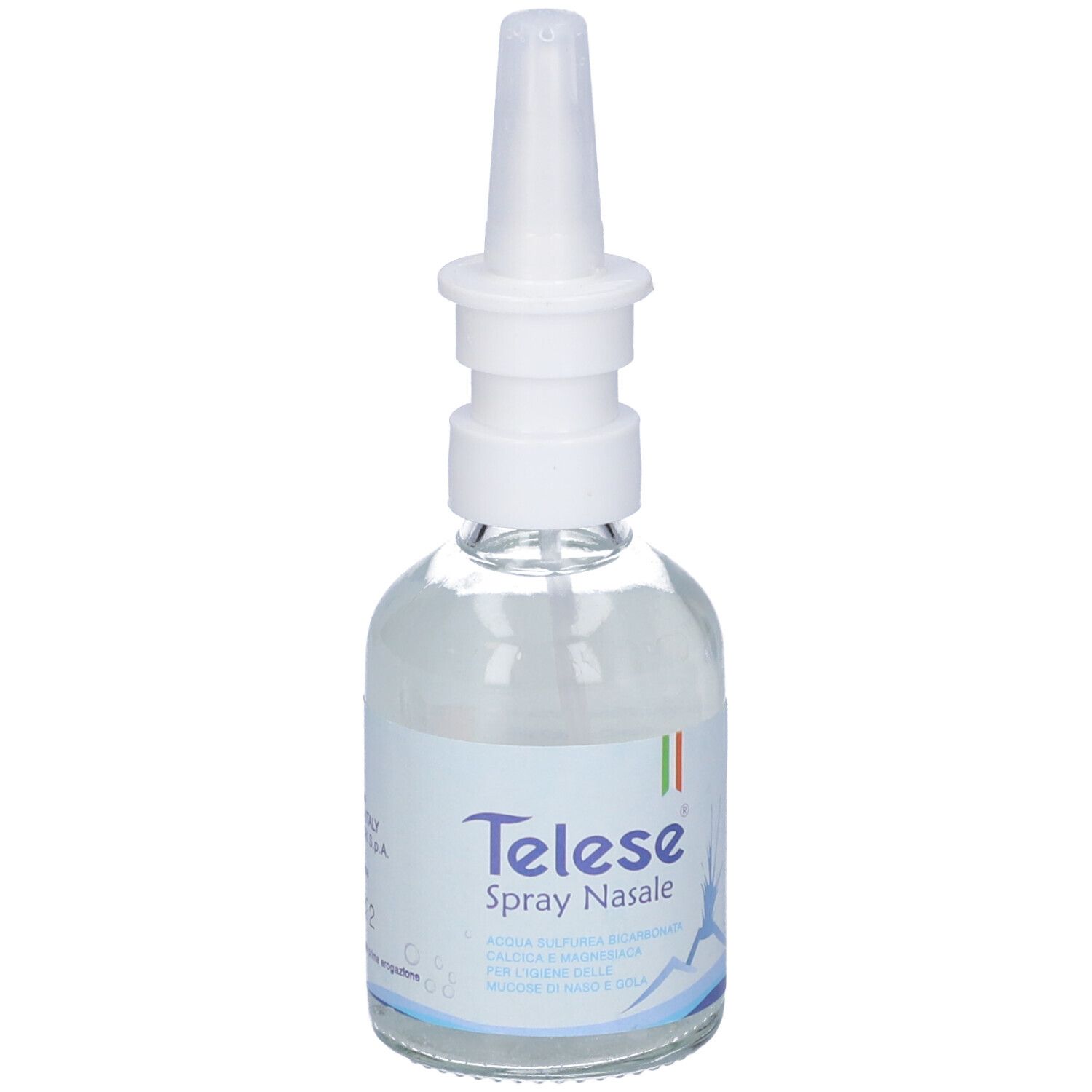 Flacone spray nasale. Flacone trasparente con erogatore bianco. Nome del prodotto e bandiera italiana.