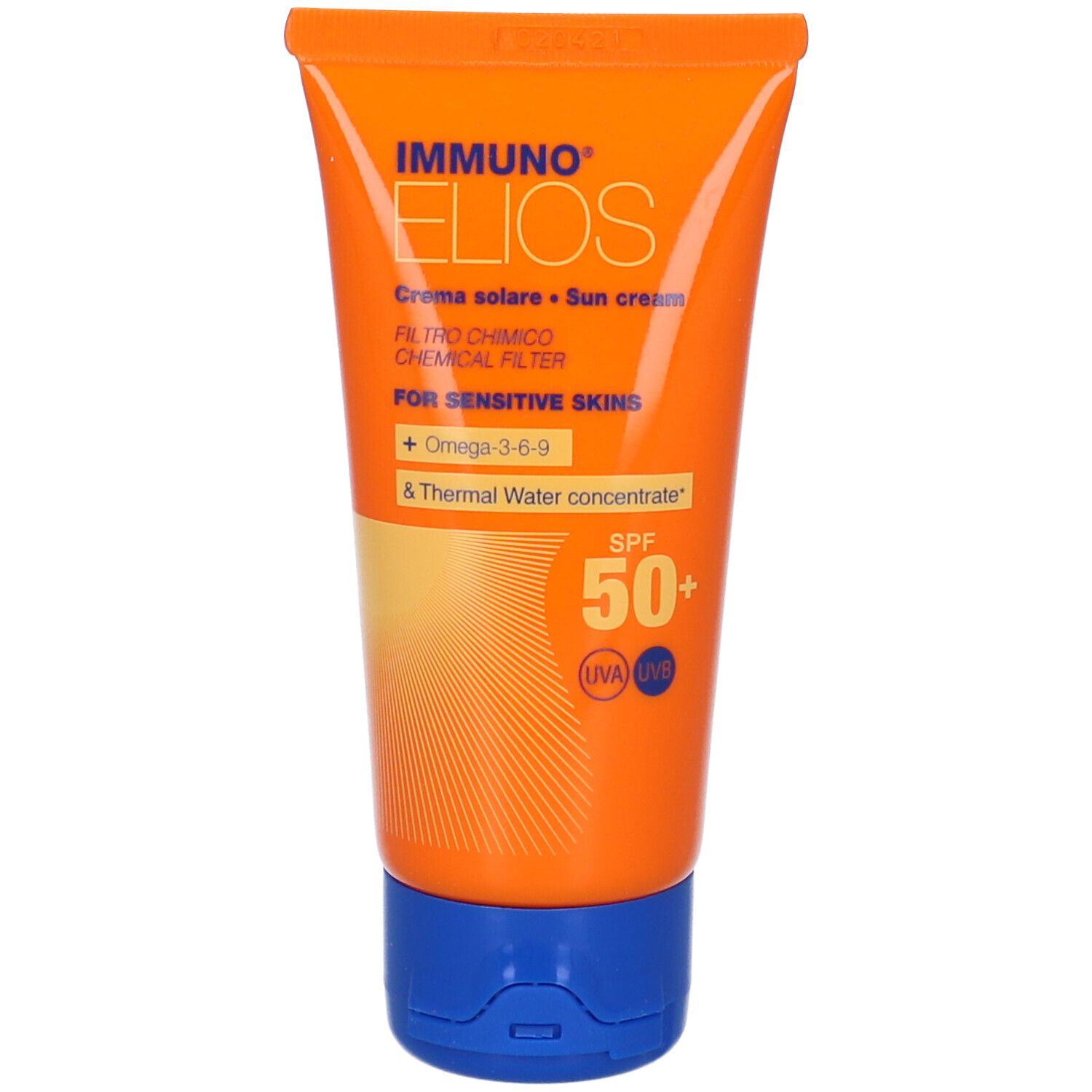 Tubo arancione con tappo blu. Nome del prodotto e SPF 50+ visibili. Per pelli sensibili. Contiene Omega-3-6-9.