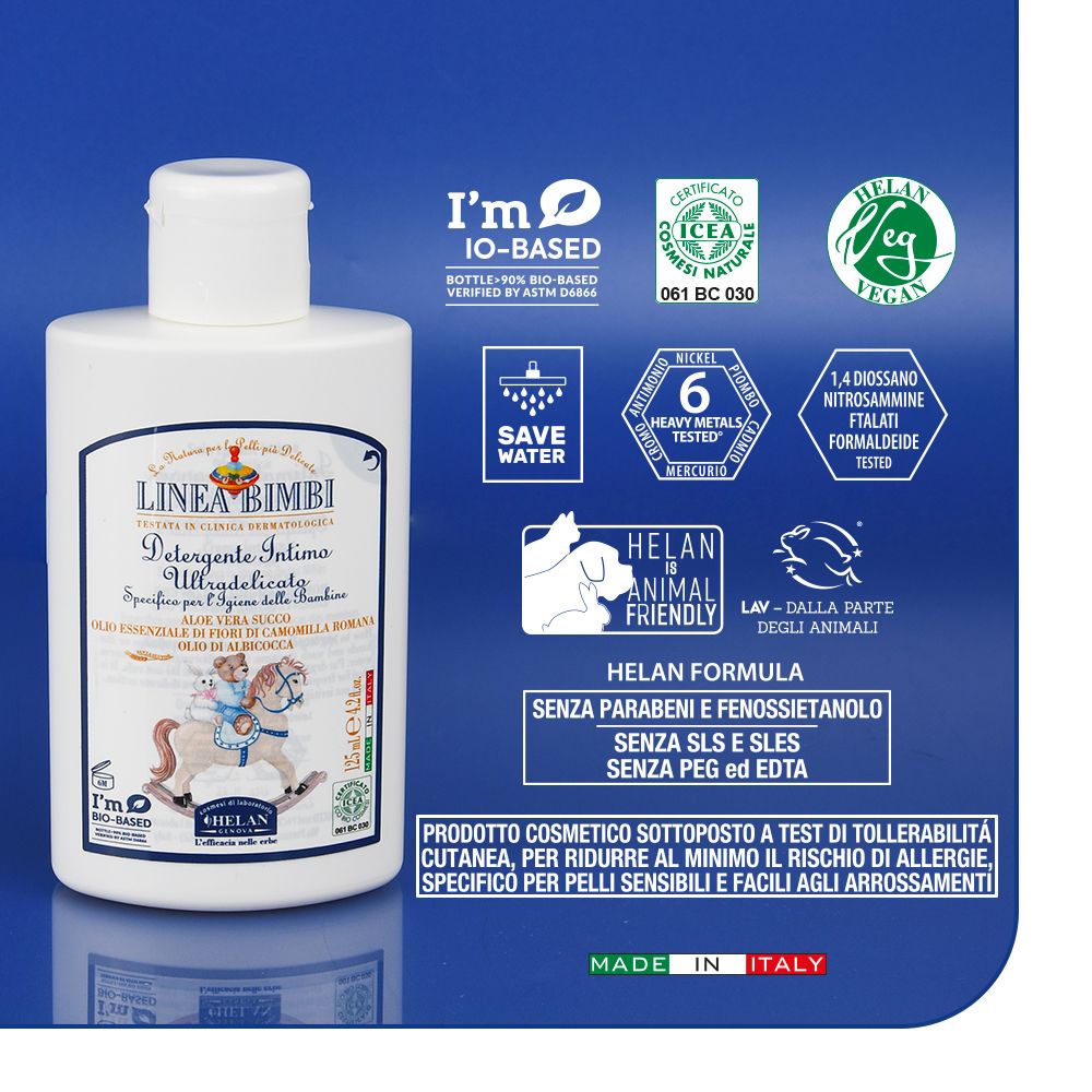 Weiße Flasche mit blauem Etikett, das eine Kinderreitfigur zeigt. Enthält Siegel für IO-Based, ICEA, Vegan und Tierfreundlichkeit.