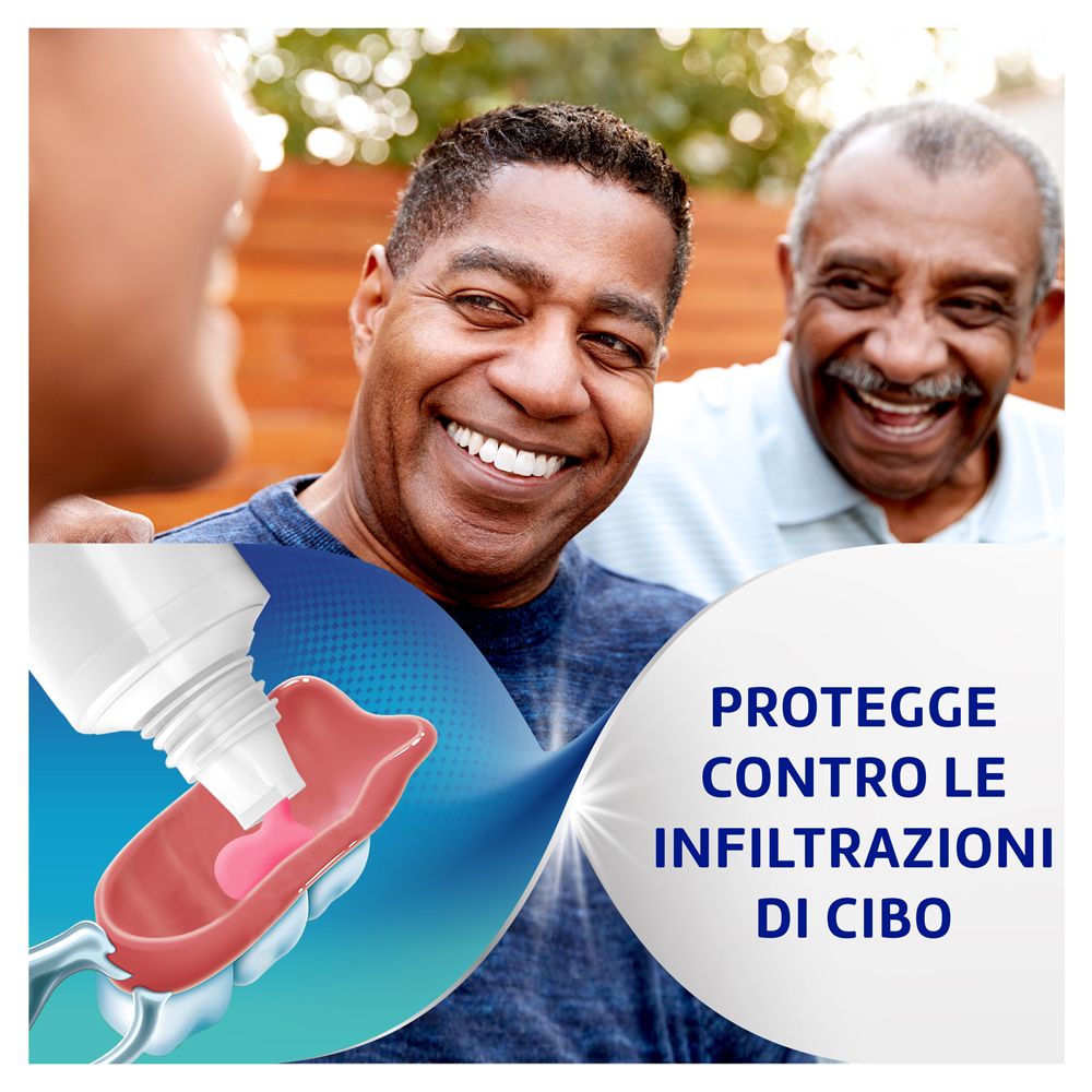 Drei lächelnde Personen.  Zahnprothese mit Applikator.  Schutz vor Eindringen von Speiseresten.