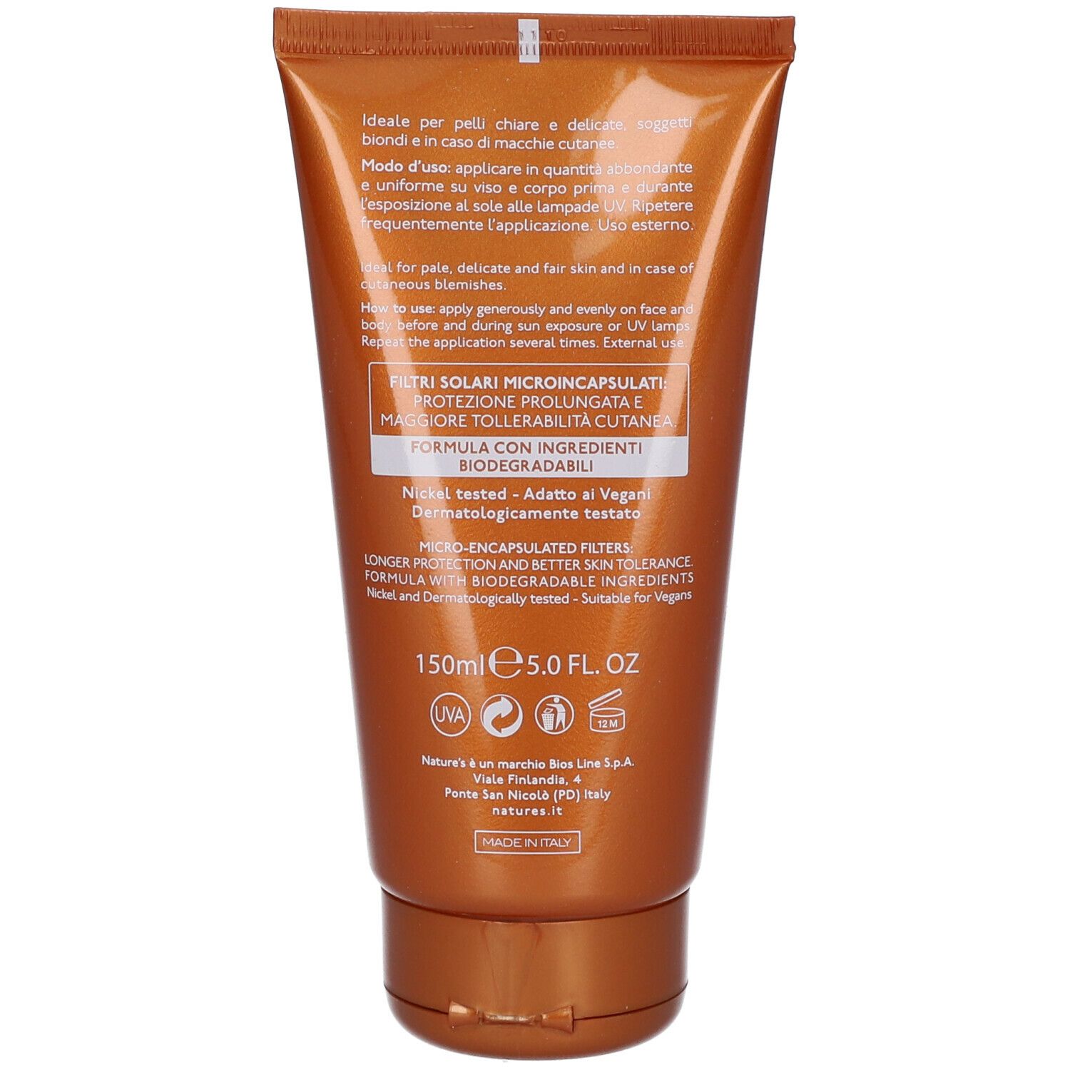 Retro del tubo di crema solare. Testo: ingredienti, istruzioni per l'uso, 150ml, prodotto in Italia. Vegano.