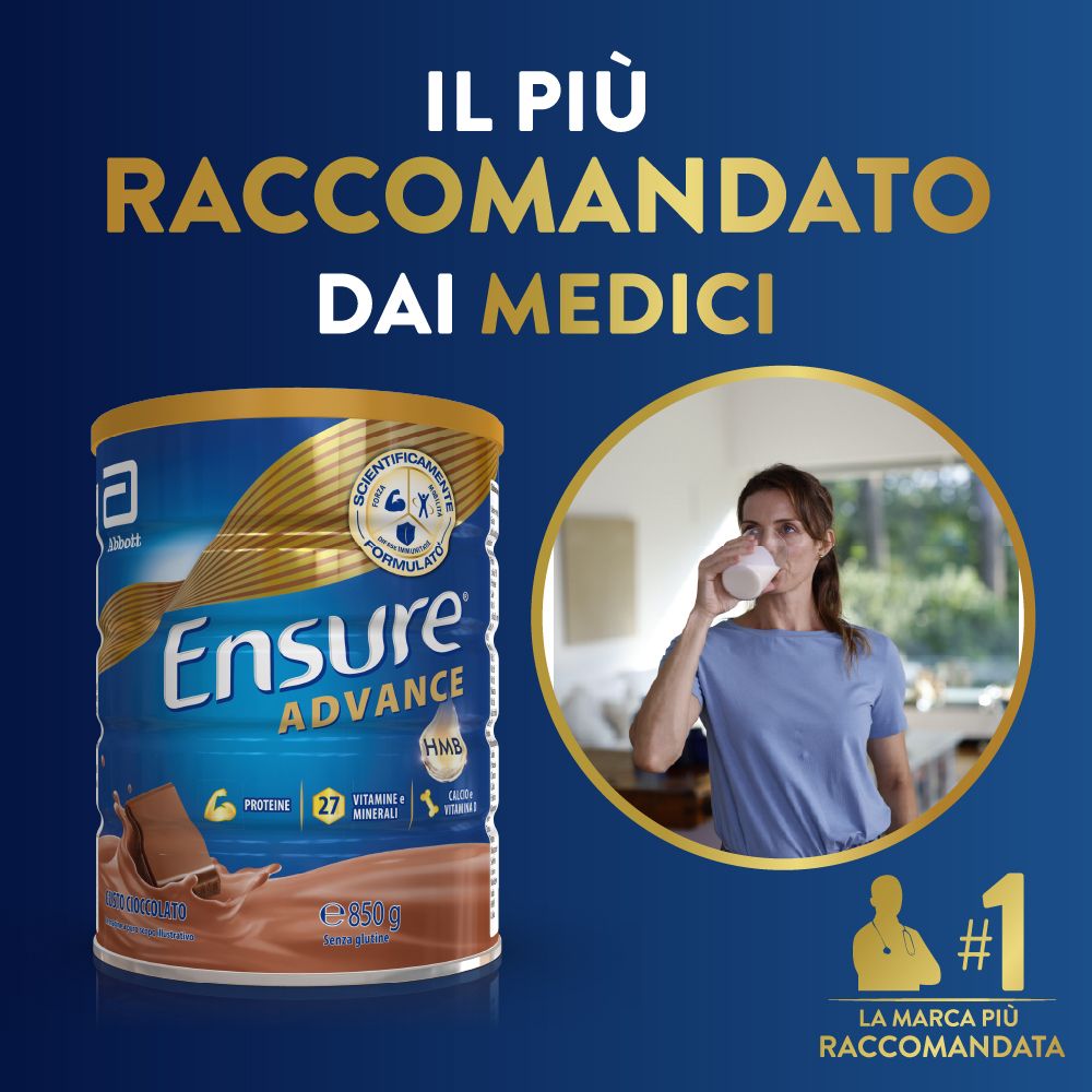Barattolo Ensure Advance con donna che beve. Contiene proteine, vitamine, minerali e calcio. #1.