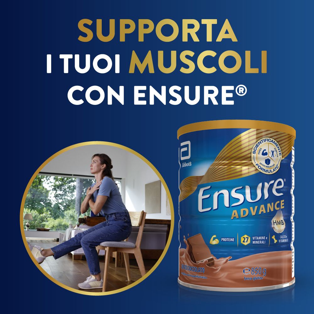 Barattolo Ensure Advance con donna che si allena. Contiene proteine, vitamine, minerali e calcio.