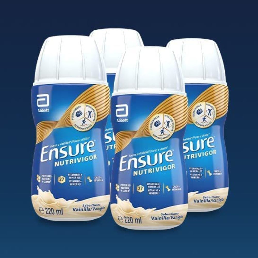 Quattro bottiglie Ensure Nutrivigor Vaniglia. Bottiglie blu con tappi bianchi. Logo e informazioni sul prodotto sulle bottiglie.