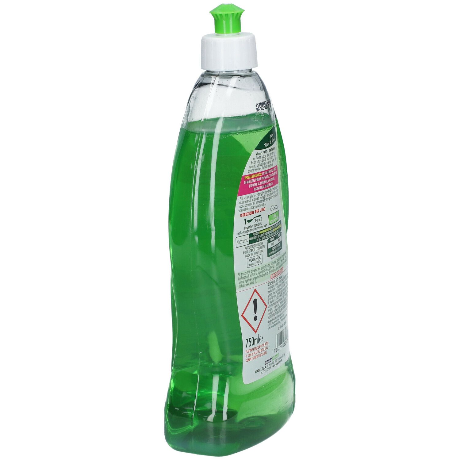 Retro di una bottiglia verde di detersivo per piatti. Scritte e avvertenze. Tappo verde. Volume: 750ml.
