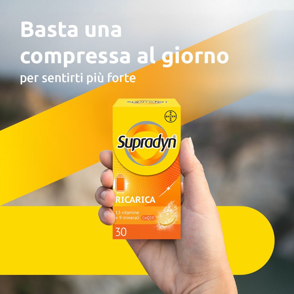 Mano che tiene una confezione di Supradyn Recharge. Scritta: 30 compresse effervescenti.