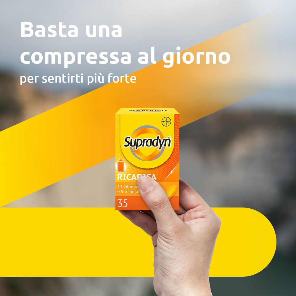 Mano che tiene la scatola. Testo: Basta una compressa al giorno per sentirti più forte.