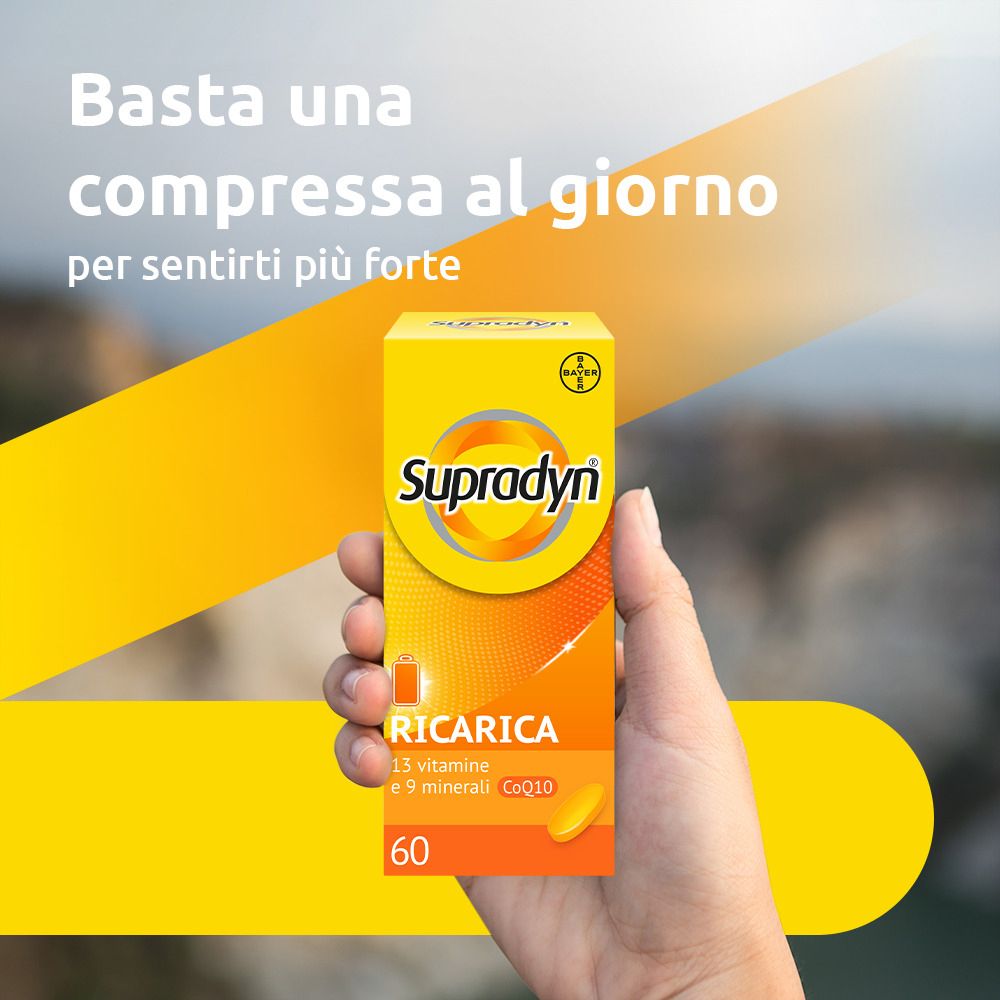 Mano che tiene scatola gialla con nome del prodotto. Sfondo: paesaggio.