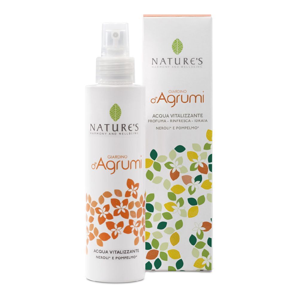 Flacone bianco con vaporizzatore e scatola. Scritta: Nature's Giardino d'Agrumi Acqua Vitalizzante. Design floreale.