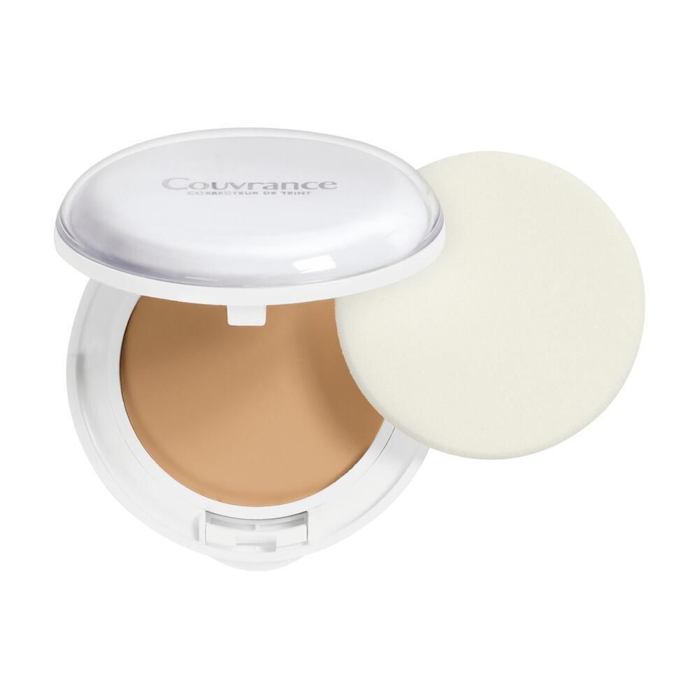 Weißer Make-up-Behälter, geöffnet, mit Creme und Schwamm. Creme-Farbe: hellbraun. Deckel mit Produktnamen.