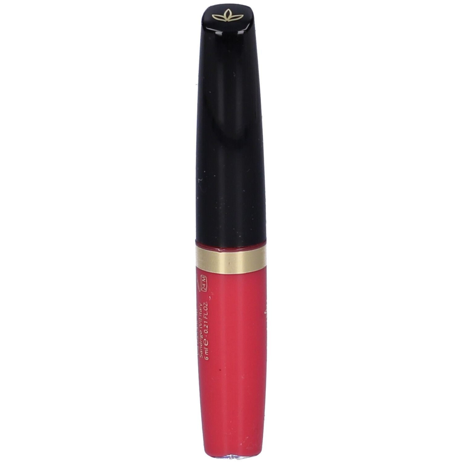 Flacone di lucidalabbra rosso, tappo nero, anello dorato. Scritte sul prodotto.