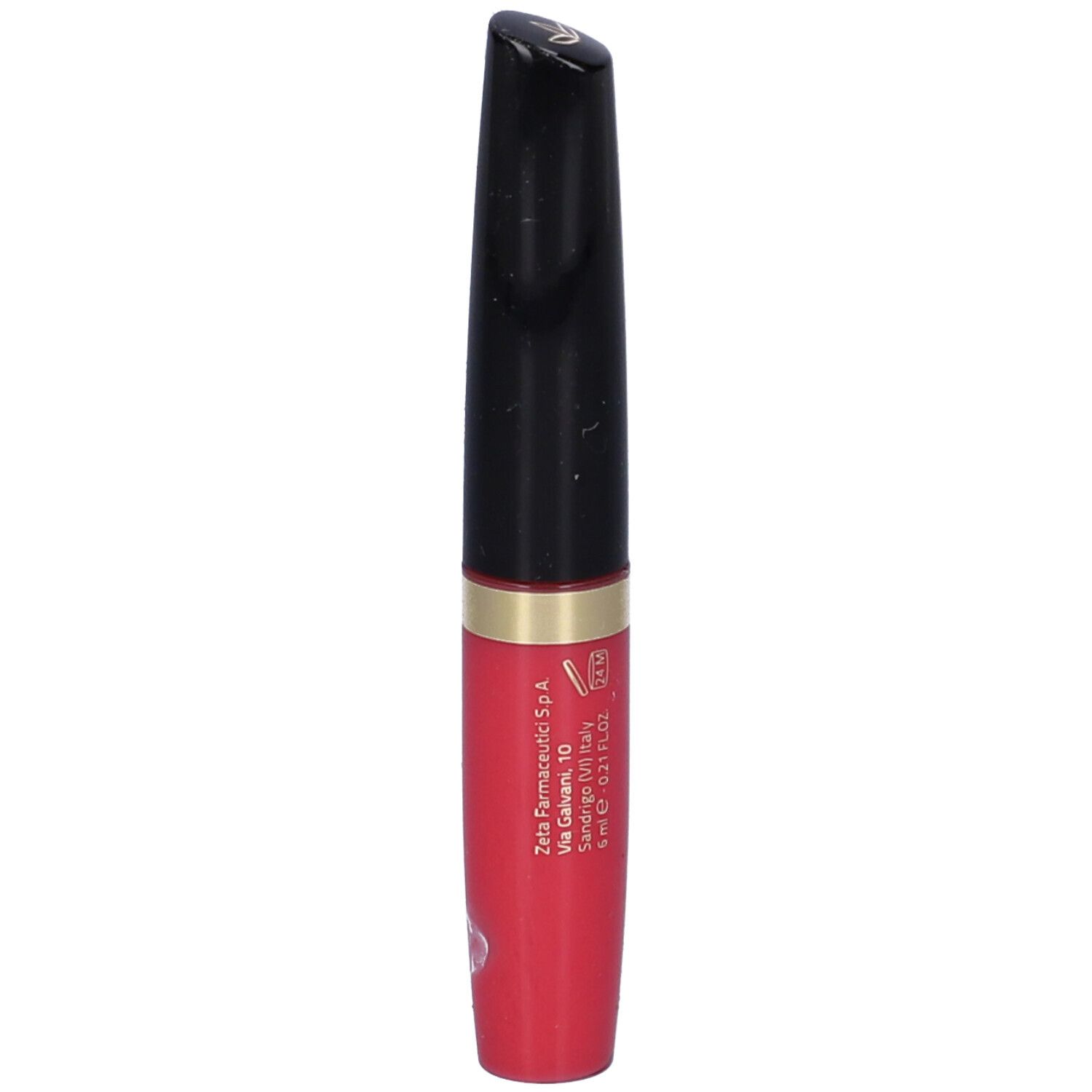 Flacone di lucidalabbra rosso, tappo nero, anello dorato. Scritte sul prodotto.