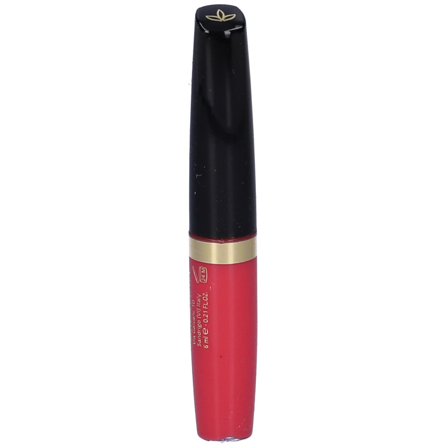 Flacone di lucidalabbra rosso, tappo nero, anello dorato. Scritte sul prodotto.