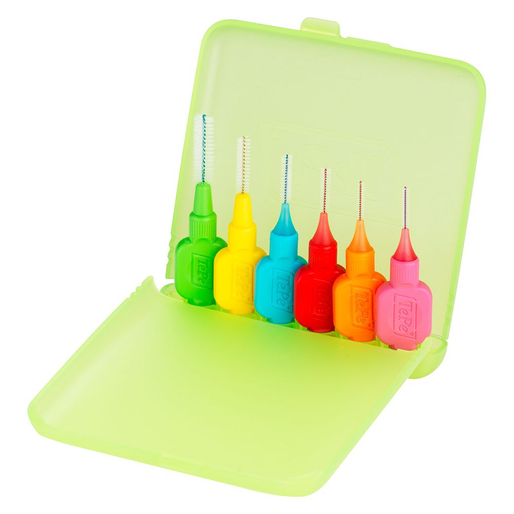Astuccio da viaggio verde aperto con sei scovolini colorati. Colori: verde, giallo, blu, rosso, arancione, rosa.