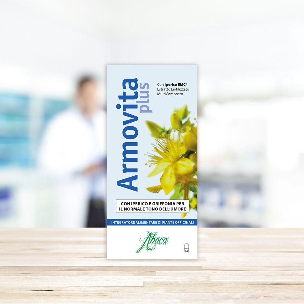 Armovita Plus-Verpackung auf einem Tisch. Im Hintergrund eine verschwommene Person.