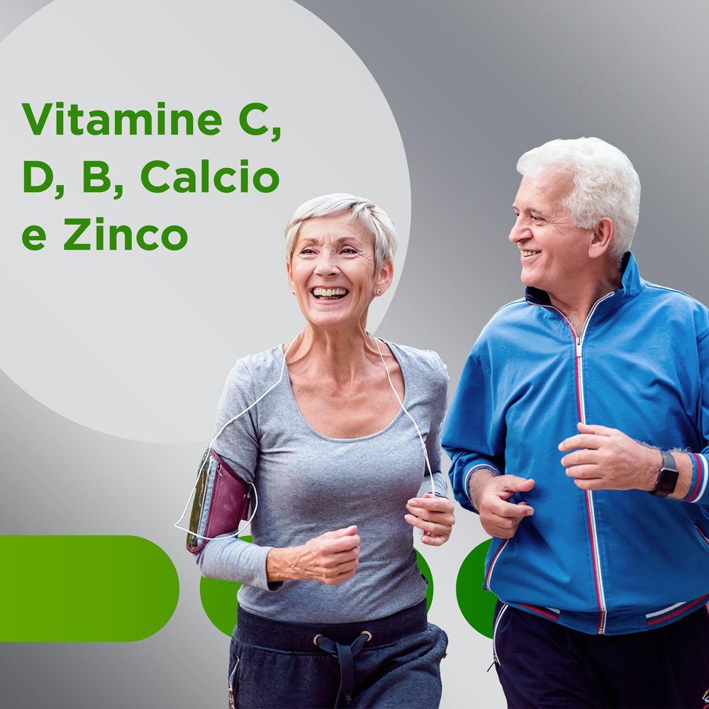 Älteres Paar joggt. Text: Vitamine C, D, B, Calcio e Zinco.