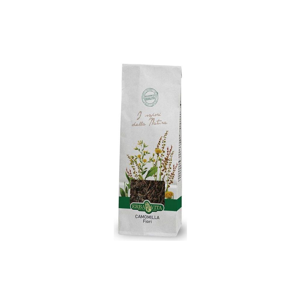 Busta bianca con erbe e illustrazione floreale. Testo: Camomilla Fiori, Erba Vita. Sigillo: I doni della Natura.