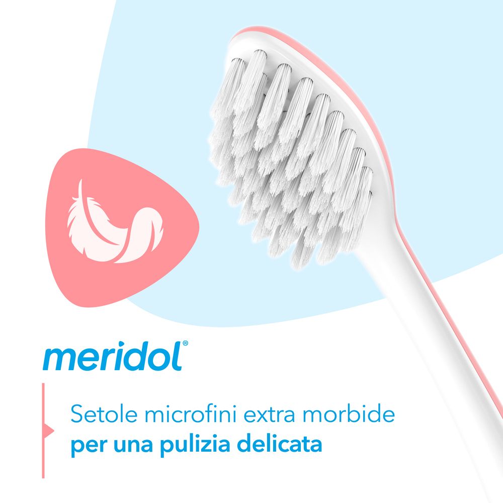 Nahaufnahme des Bürstenkopfes. Weiße Borsten mit rosa Akzenten. Text: „meridol“. Text: „Extra weiche Mikrofeinborsten für eine sanfte Reinigung“.