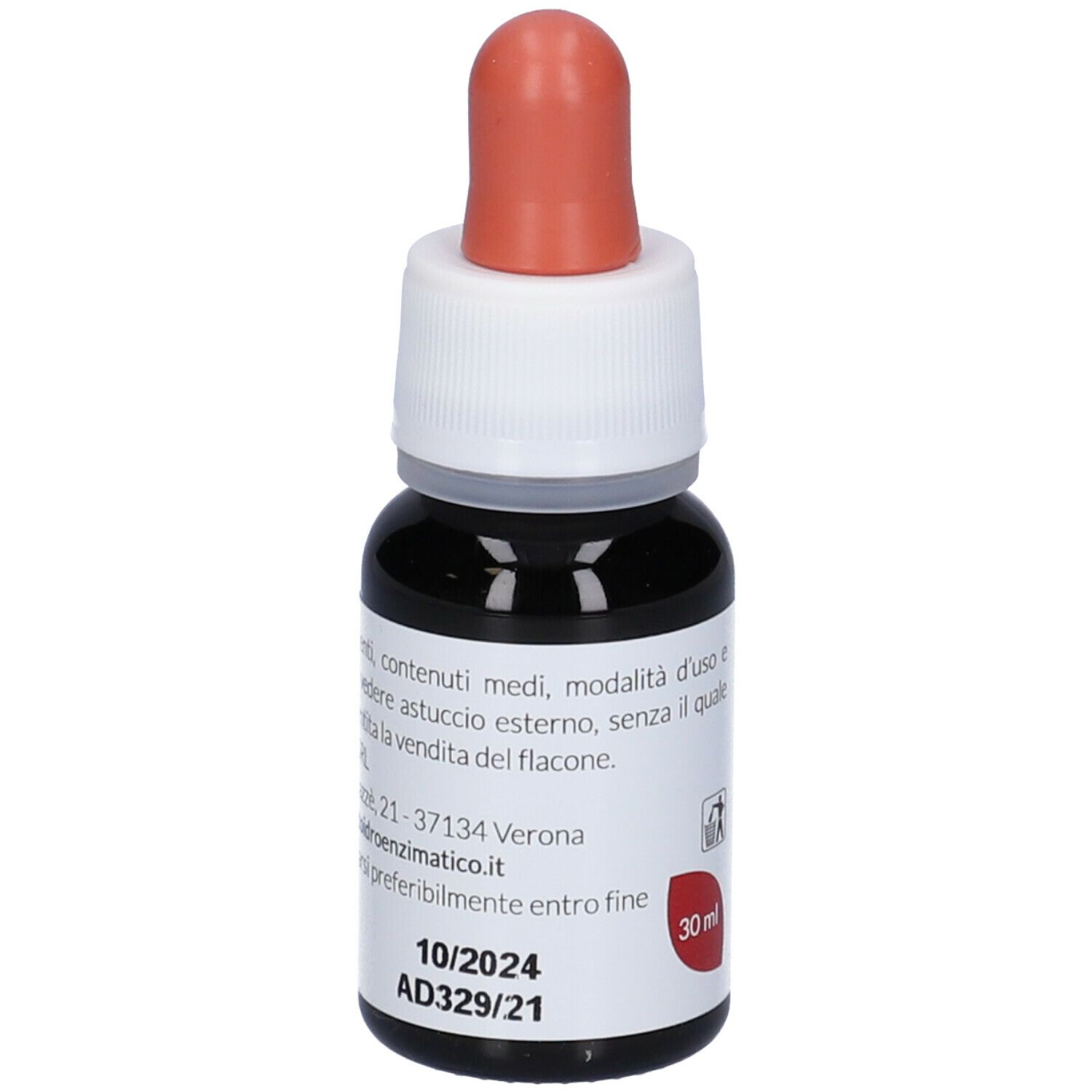 Piccola bottiglia di vetro con liquido marrone e contagocce. Tappo bianco con punta rossa. Etichetta con testo e scadenza: 10/2024.