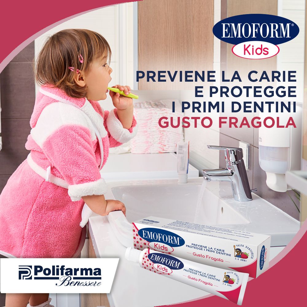 Kind putzt Zähne. Emoform Kids Zahnpasta und -Schachtel. Geschmack: Erdbeere. Aufschrift: Previeni la carie.