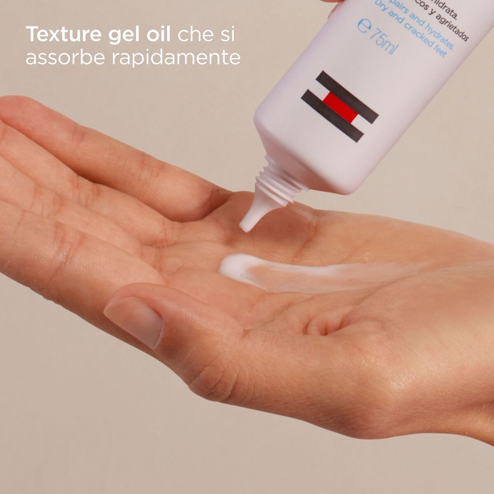 ISDIN Foot Care Ureadin Podos Gel Oil est pressé du tube sur la main. Texture gel-huile.