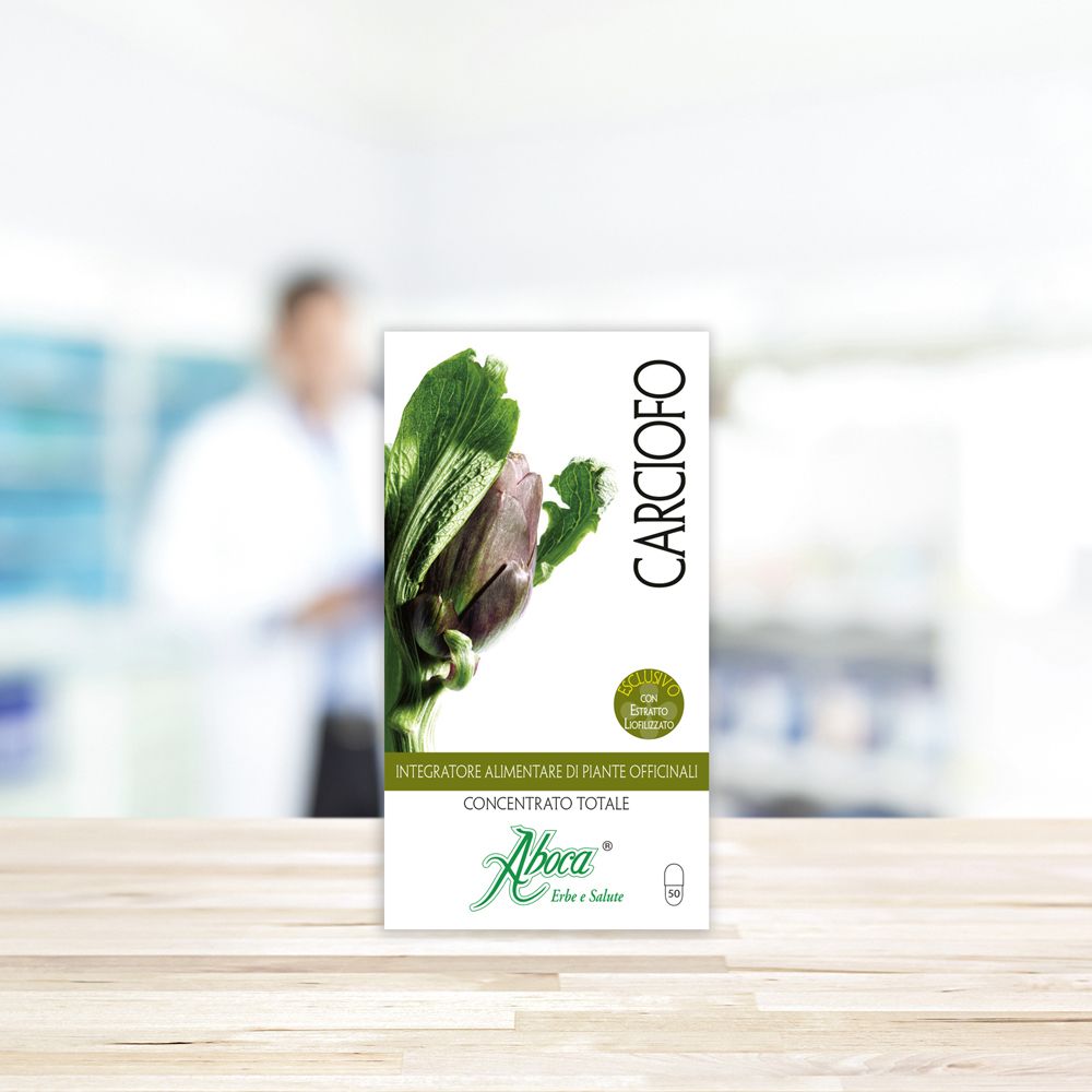 Produktverpackung von Aboca Carciofo Concentrato Totale. Hintergrund: verschwommene Person. Text: Carciofo.