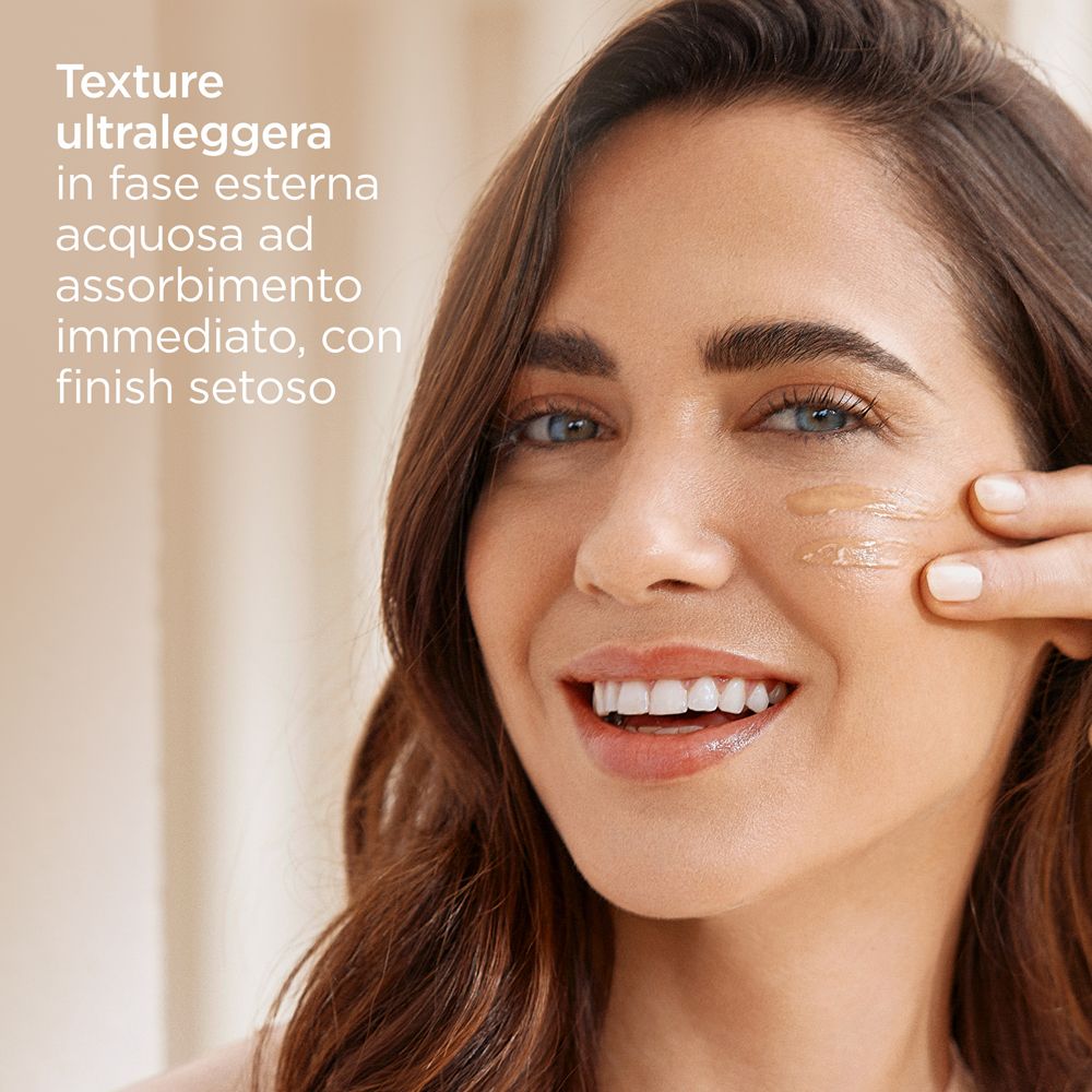 Frau trägt Creme auf. Text: ultraleichte Textur, sofortige Absorption, wässrige Phase, seidiges Finish.