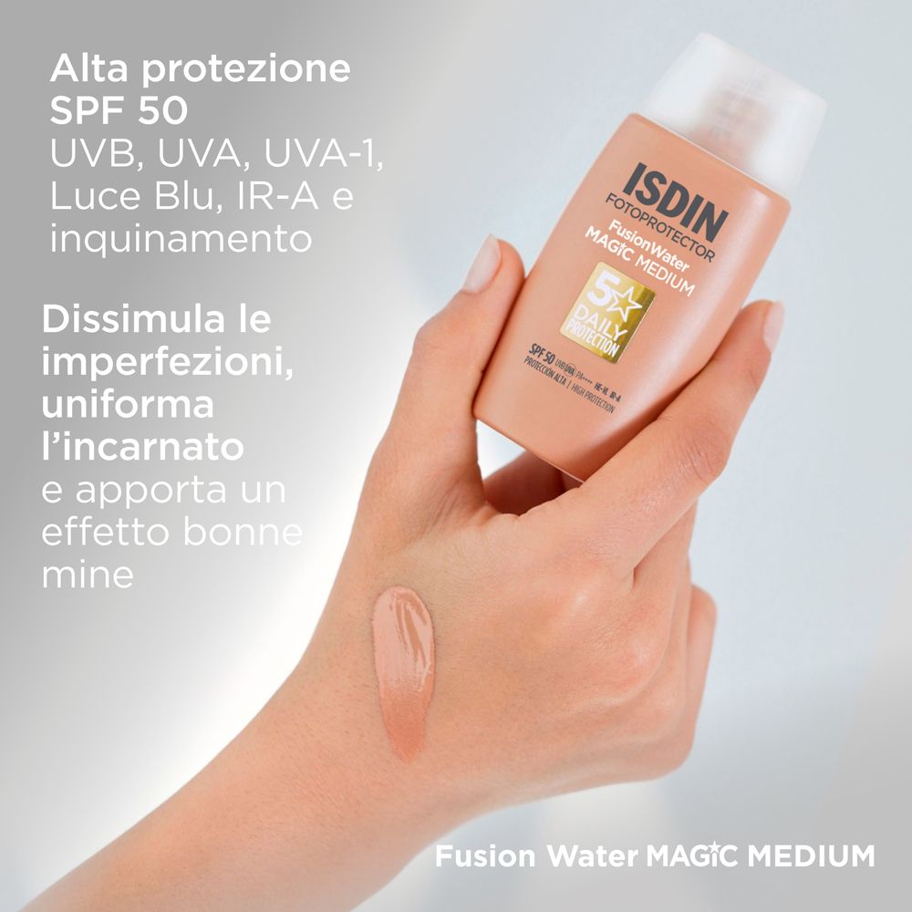 Hand hält Flasche. Text: hoher Schutz SPF 50 UVB/UVA. Kaschiert Unvollkommenheiten, vereinheitlicht den Teint.