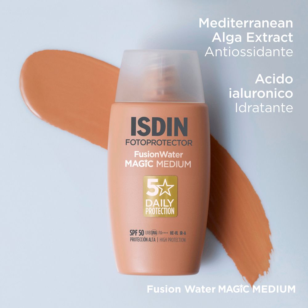 Beige Flasche mit Creme. Text: Mediterranean Alga Extract, Hyaluronsäure. Aufschrift ISDIN, Fusion Water, Magic Medium.