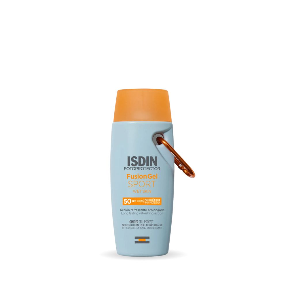 Hellblaue Flasche mit orangefarbenem Deckel. Mit Karabinerhaken. ISDIN Fotoprotector Fusion Gel Sport SPF 50.