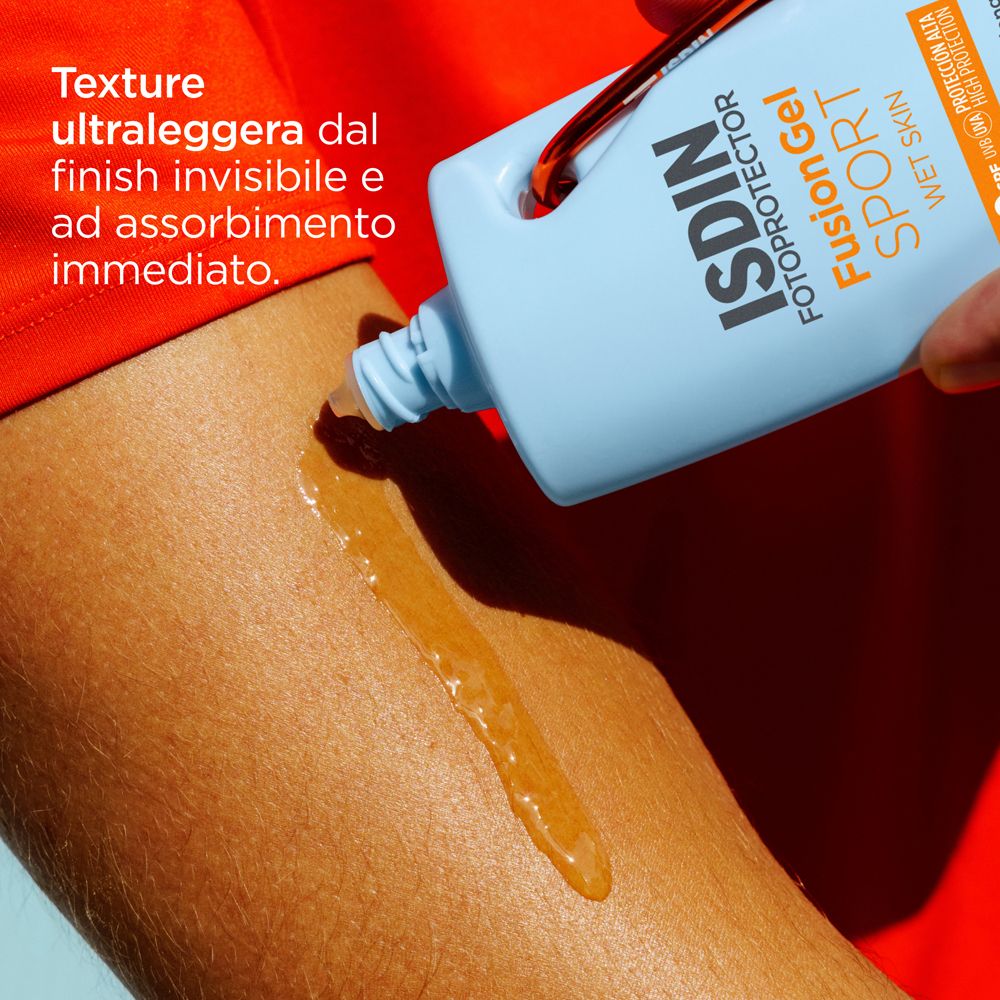 Produkt wird auf Haut aufgetragen. ISDIN Fotoprotector Fusion Gel Sport SPF 50. Textur ultraleicht.