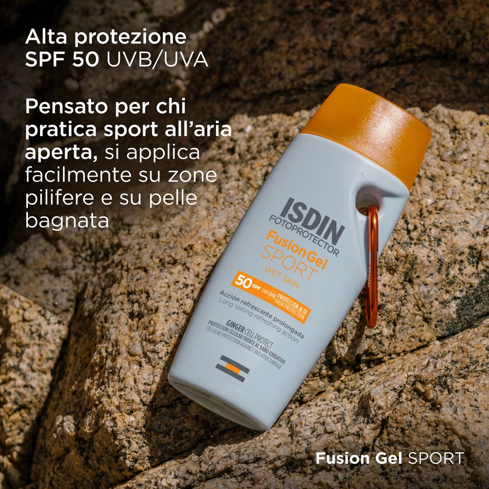 Hellblaue Flasche mit orangefarbenem Deckel auf Steinen. ISDIN Fotoprotector Fusion Gel Sport SPF 50.