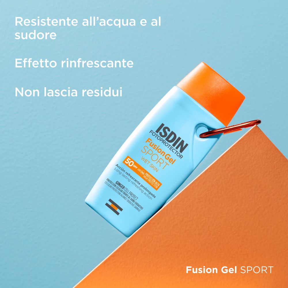 Hellblaue Flasche mit orangefarbenem Deckel auf orangefarbener Oberfläche. ISDIN Fotoprotector Fusion Gel Sport.